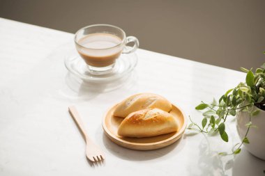 Sabah Kahvaltı ekmek ve kahve ile.