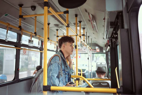 Asiático Hombre Pie Dentro Ciudad Autobús — Foto de Stock