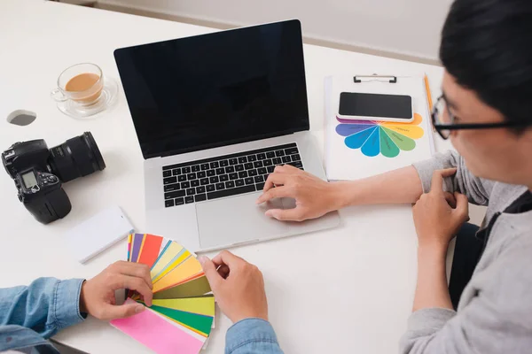 Twee Fotografen Met Camera Laptop Computer Werken Office — Stockfoto