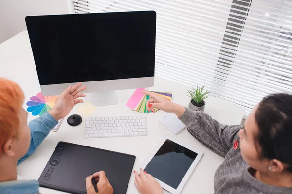 Graphic Designers Discussing Computer Modern Office — Stock Photo, Image