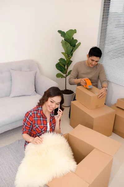 Excited Young Couple Unpacking Carton Boxes Cozy Home Stuff New — Stock Photo, Image