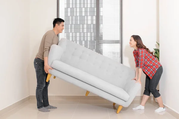 Lachende Paar Sofa Uitvoering Naar Nieuw Huis — Stockfoto