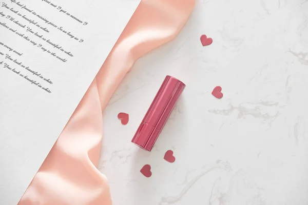 Happy Valentinstag Konzept Auf Vintage Papierbogen Mit Lippenstift — Stockfoto