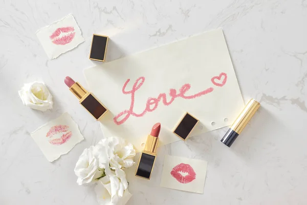 Liebeskarte Mit Lippenstift Und Blume Auf Weißem Hintergrund — Stockfoto