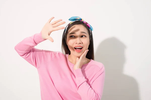 Retrato Menina Asiática Cobrindo Rosto Com Mãos Fundo Branco — Fotografia de Stock