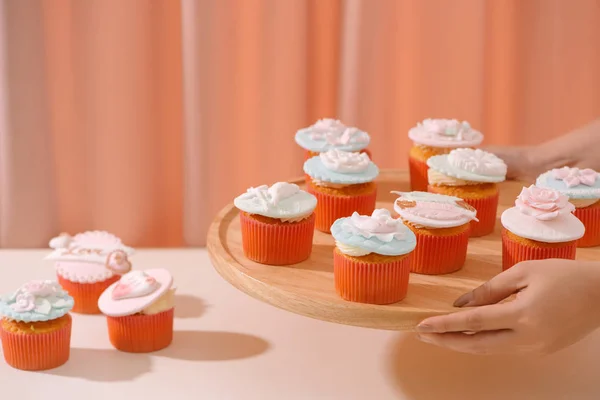 Menselijke Handen Met Lade Van Valentine Zoete Liefde Cupcakes — Stockfoto