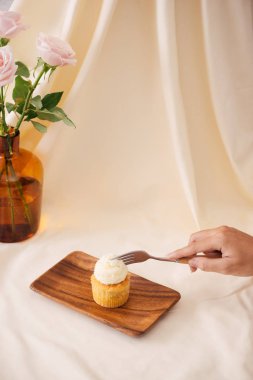 insan eli kesme cupcake ahşap tahta üzerinde çatal ile