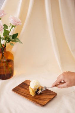 insan eli kesme cupcake ahşap tahta üzerinde çatal ile