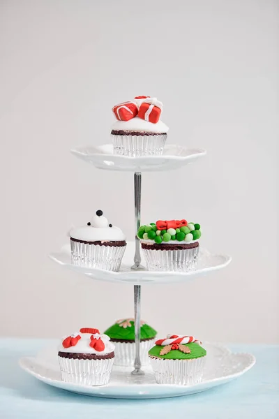 Zelfgemaakte Kerst Cupcakes Met Traditionele Rood Groene Decoratieve Symbolen Elementen — Stockfoto