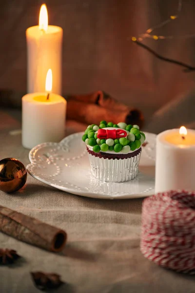 Cupcake Décoré Noël Sur Assiette Avec Des Bougies — Photo