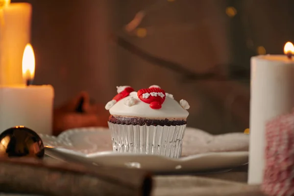 Kerst Versierd Cupcake Plaat Met Kaarsen — Stockfoto