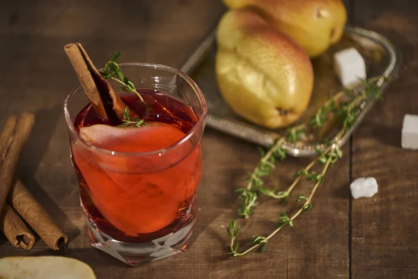 Zelfgemaakte Warme Warme Pear Cider Met Een Kaneelstokje Een Houten — Stockfoto