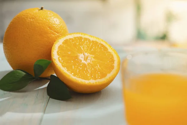 신선한 오렌지와 신선한 오렌지 주스의 유리의 클로즈업 — 스톡 사진