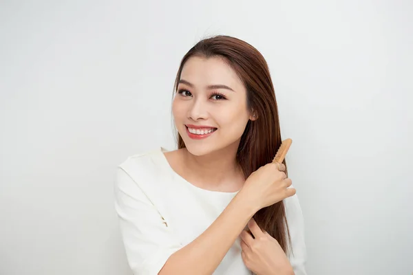 Retrato Bela Jovem Asiático Mulher Pentear Longo Cabelo — Fotografia de Stock
