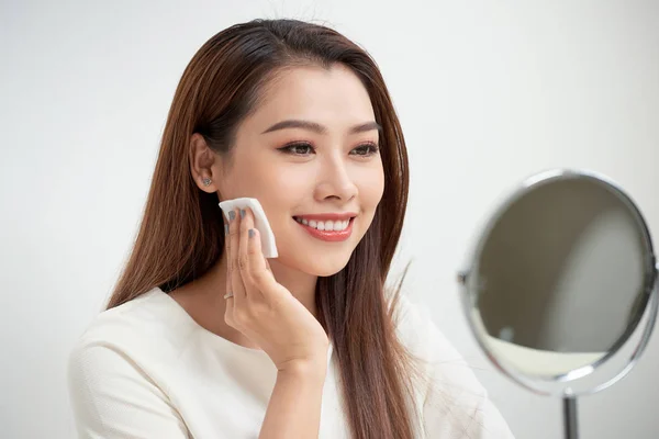 Portrait Young Woman Put Makeup Powder Cosmetic Cushion Facial Skin — Stok Foto