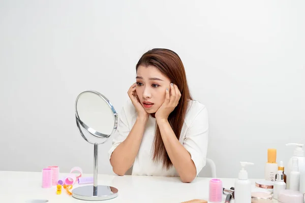 Jeune Femme Vérifiant Peau Devant Miroir Coiffeuse — Photo