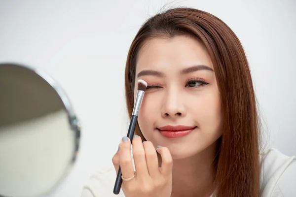 Mujer Asiática Aplicando Sombra Ojos Ceja Con Cepillo — Foto de Stock