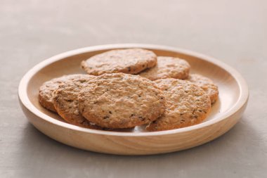 Yulaf kurabiye plaka gri arka plan üzerinde