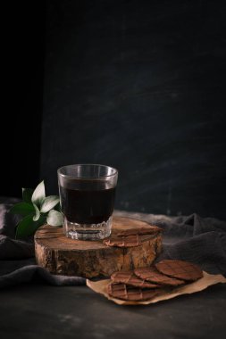 Cam fincan kahve ve çikolata soslu kurabiyeleri masada