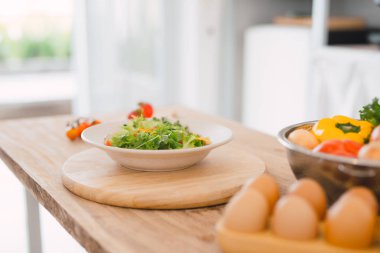 Ahşap plakalar üzerinde beyaz tabakta taze Sezar salatası