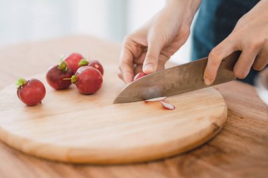 Salata hazırlanıyor. Kadın şef kesme taze sebze. Pişirme işlemi. Seçici odak