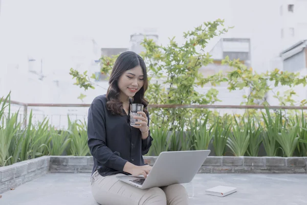 Hermosa Joven Sonriente Mujer Usando Ordenador Portátil Terraza Casa Aire — Foto de Stock