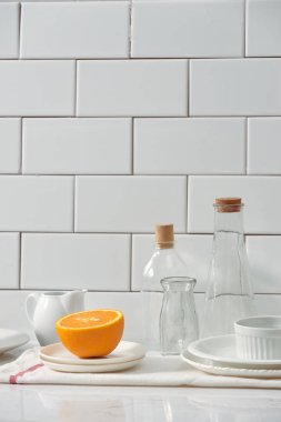 Mutfakta masada bir tabak turuncu