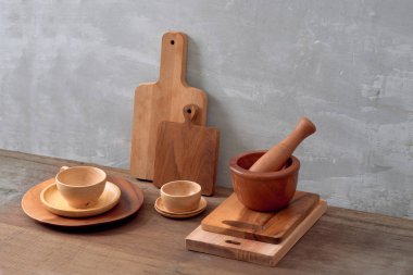 Mutfak araçları, zeytin kesme tahtası beyaz duvara karşı bir mutfak raf. seçici odak