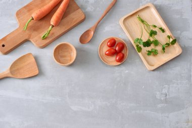 Ahşap mutfak masasında kümesi