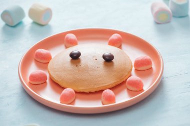 Plaka üzerinde şeker ile lezzetli kızarmış gözleme