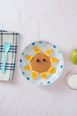 Çocukların kahvaltıda portakal ile komik gözleme