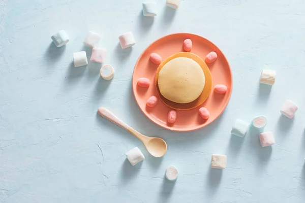 Crêpe Frite Savoureuse Avec Des Bonbons Sur Assiette — Photo