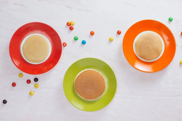 Krep Beyaz Arka Plan Üzerinde Olan Çocuklar Için Yaratıcı Kahvaltı — Stok fotoğraf