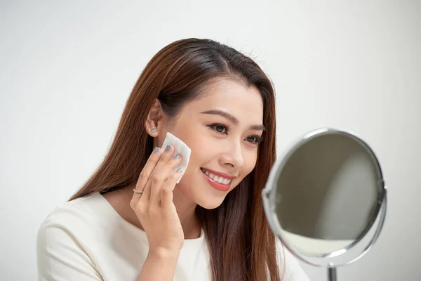 Retrato Mujer Joven Poniendo Polvo Maquillaje Con Cojín Cosmético Piel — Foto de Stock