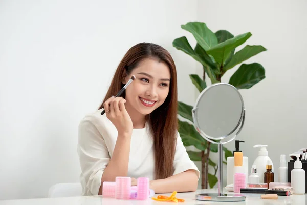 Asiatique Femme Application Fard Paupières Sur Sourcil Avec Brosse — Photo