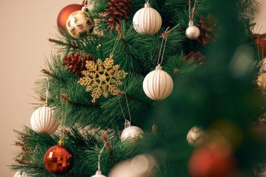 renkli bir şekilde dekore edilmiş Noel ağacı Close-up