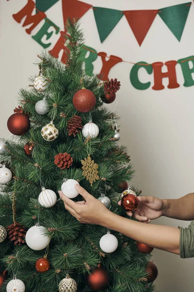 Manos Masculinas Decorando Árbol Navidad Con Bolas Casa — Foto de Stock