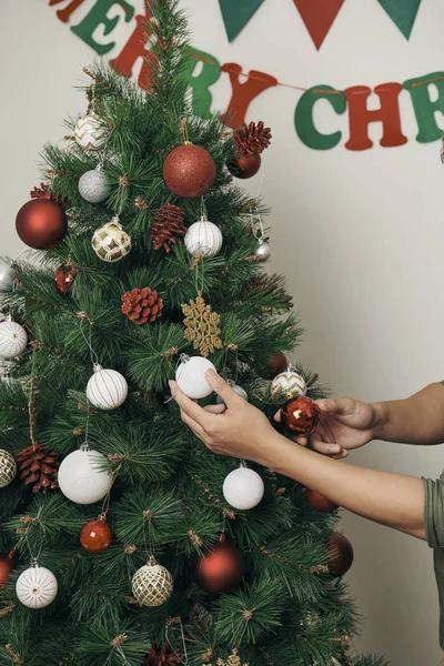 Mãos Masculinas Decorando Árvore Natal Com Bugigangas Casa — Fotografia de Stock