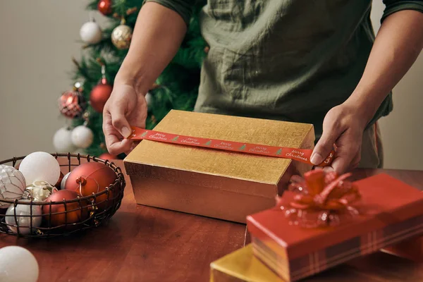 Male Hands Wrapping Gift Box Christmas — Stock Photo, Image