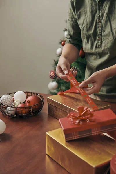 Mannelijke Handen Inwikkeling Doos Van Gift Voor Kerstmis — Stockfoto