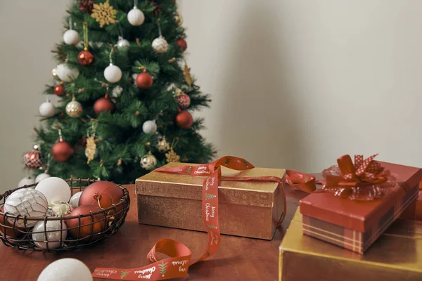 Kerstboom Met Geschenkdozen Ornamenten Versierd — Stockfoto