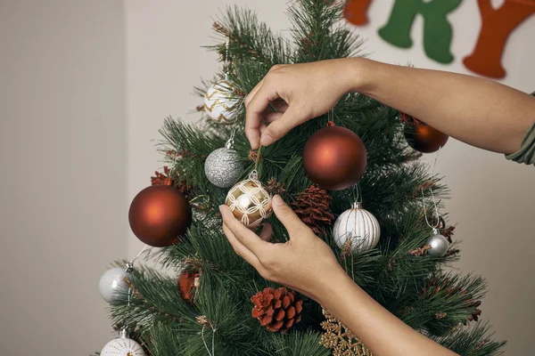 Mãos Masculinas Decorando Árvore Natal Com Bugigangas Casa — Fotografia de Stock