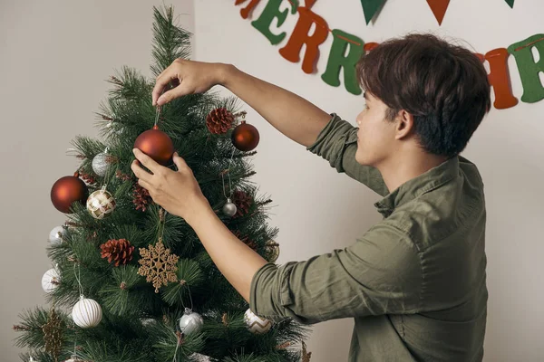Homem Bonito Decorando Árvore Natal Com Bugigangas Casa — Fotografia de Stock