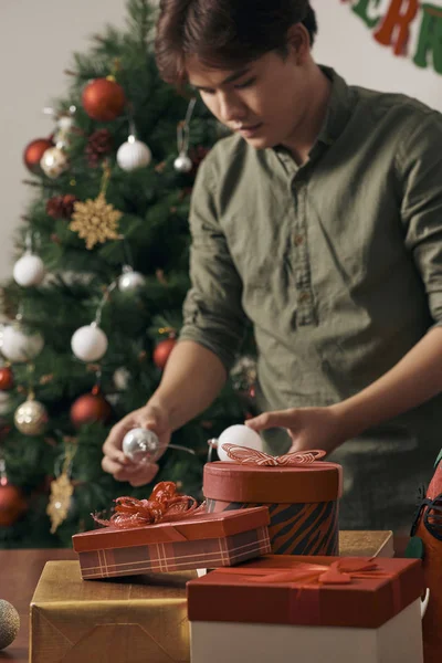 Homem Bonito Decorando Árvore Natal Com Bugigangas Casa — Fotografia de Stock