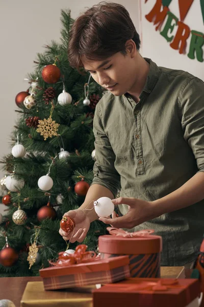 Hombre Guapo Decorando Árbol Navidad Con Adornos Casa — Foto de Stock