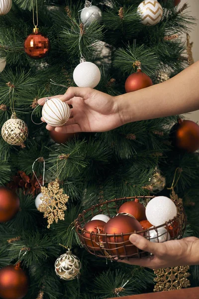 Mannenhand Versieren Kerstboom Met Kerstballen Thuis — Stockfoto