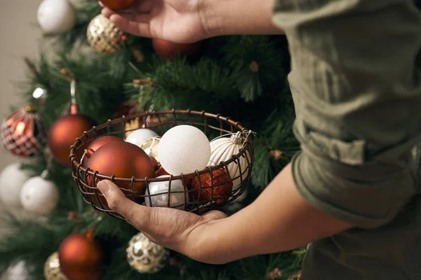 Mãos Masculinas Decorando Árvore Natal Com Bugigangas Casa — Fotografia de Stock