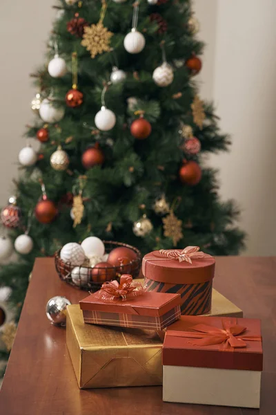 Gewikkeld Geschenkdozen Tegen Versierde Kerstboom — Stockfoto