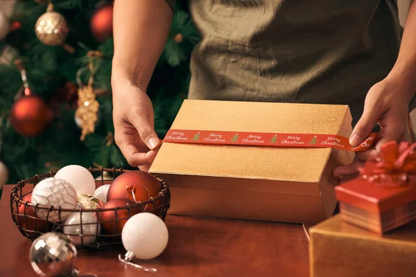 Mannelijke Handen Inwikkeling Doos Van Gift Voor Kerstmis — Stockfoto