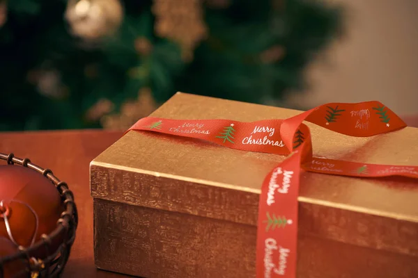 Close Van Cadeau Verpakt Voor Kerstmis Nieuwjaar — Stockfoto